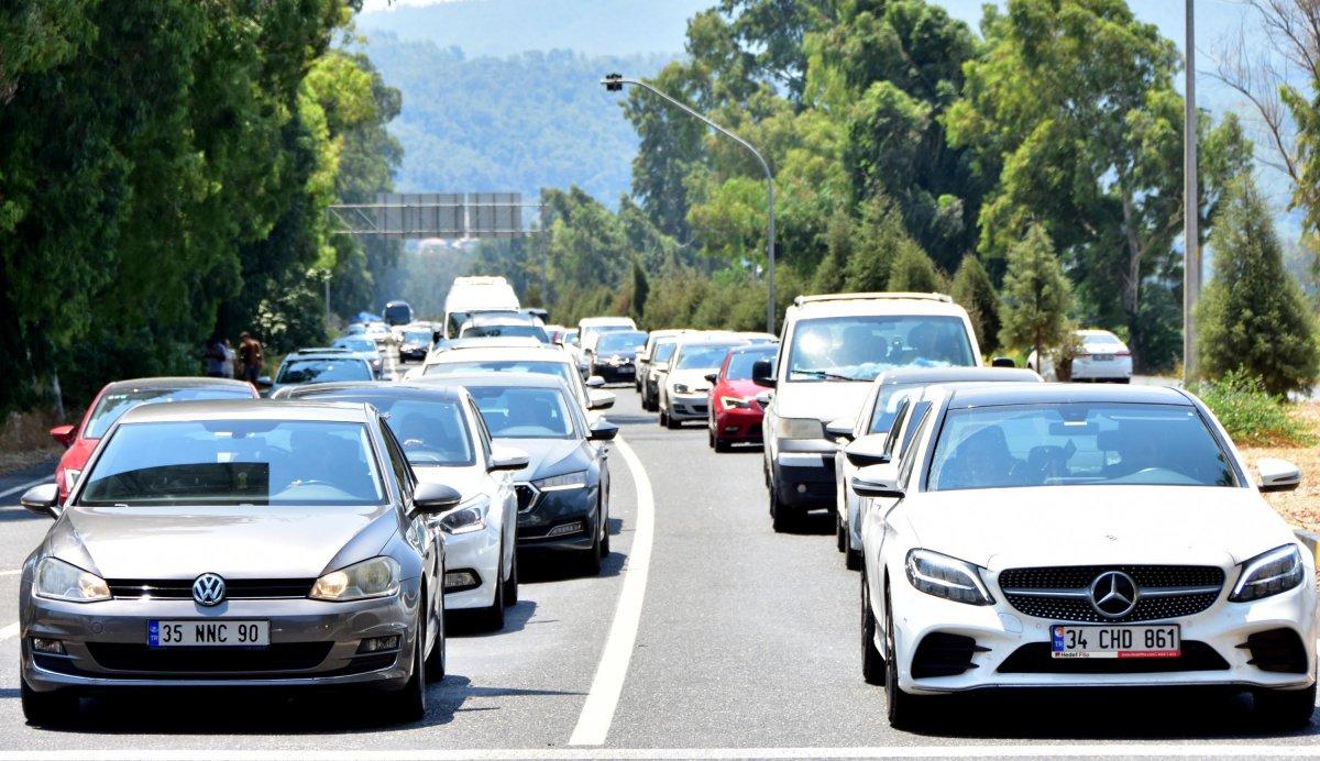 Antalya-Muğla karayolunda 15 kilometre araç kuyruğu