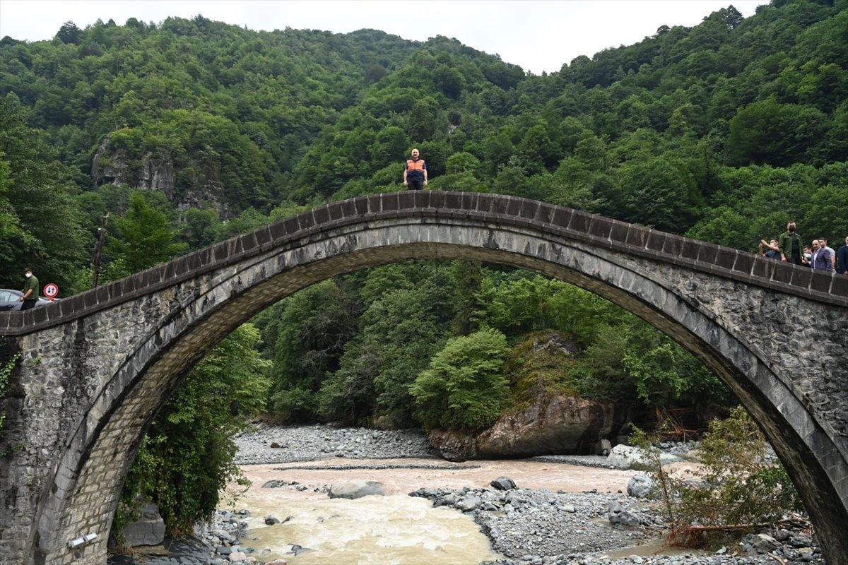 Adil Karaismailoğlu, Artvin'de selin etkili olduğu alanları inceledi
