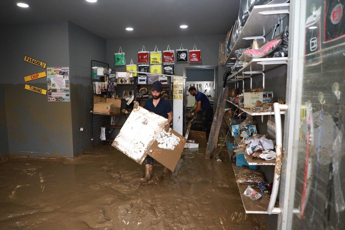 Arhavi'de sel sonrası temizlik çalışmaları devam ediyor