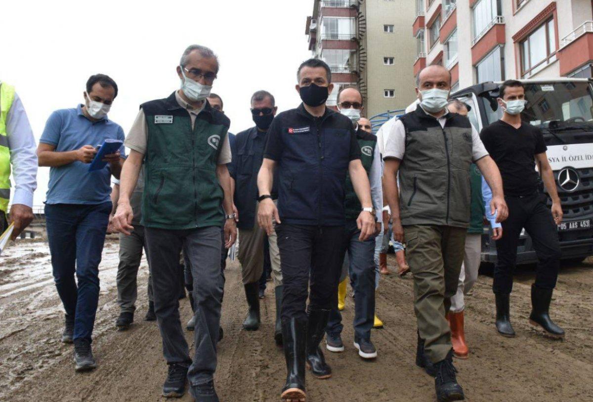 Bekir Pakdemirli, Artvin'de selden etkilenen alanları inceledi
