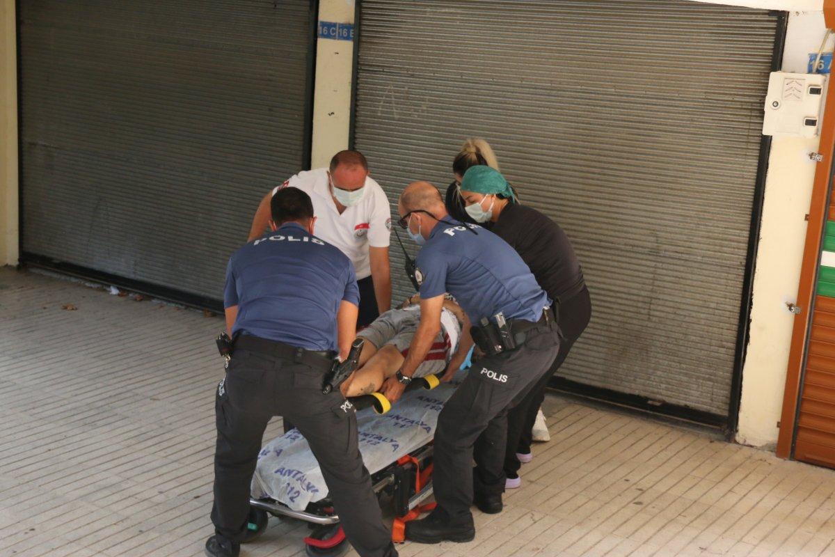 Antalya’da düşen kulaklığını almak isterken yere çakıldı