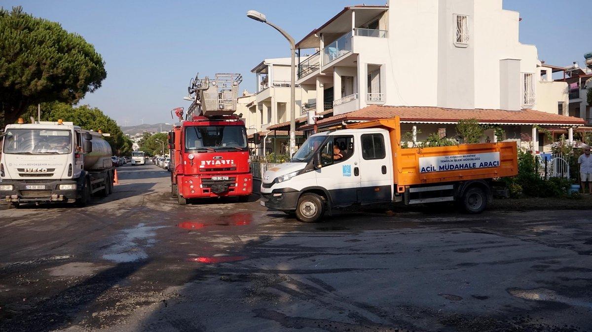 Kuşadası'nda lağım suları denize karıştı