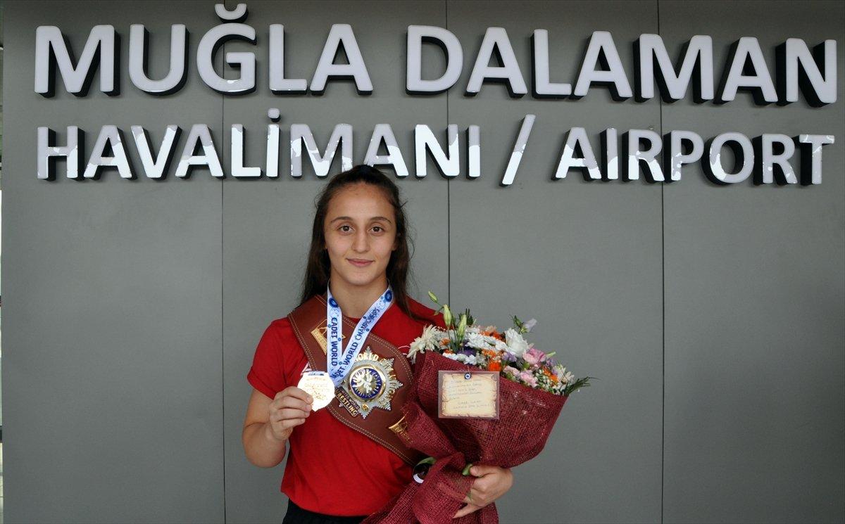 Dünya şampiyonu güreşçi Selvi İlyasoğlu, memleketi Muğla'da çiçeklerle karşılandı