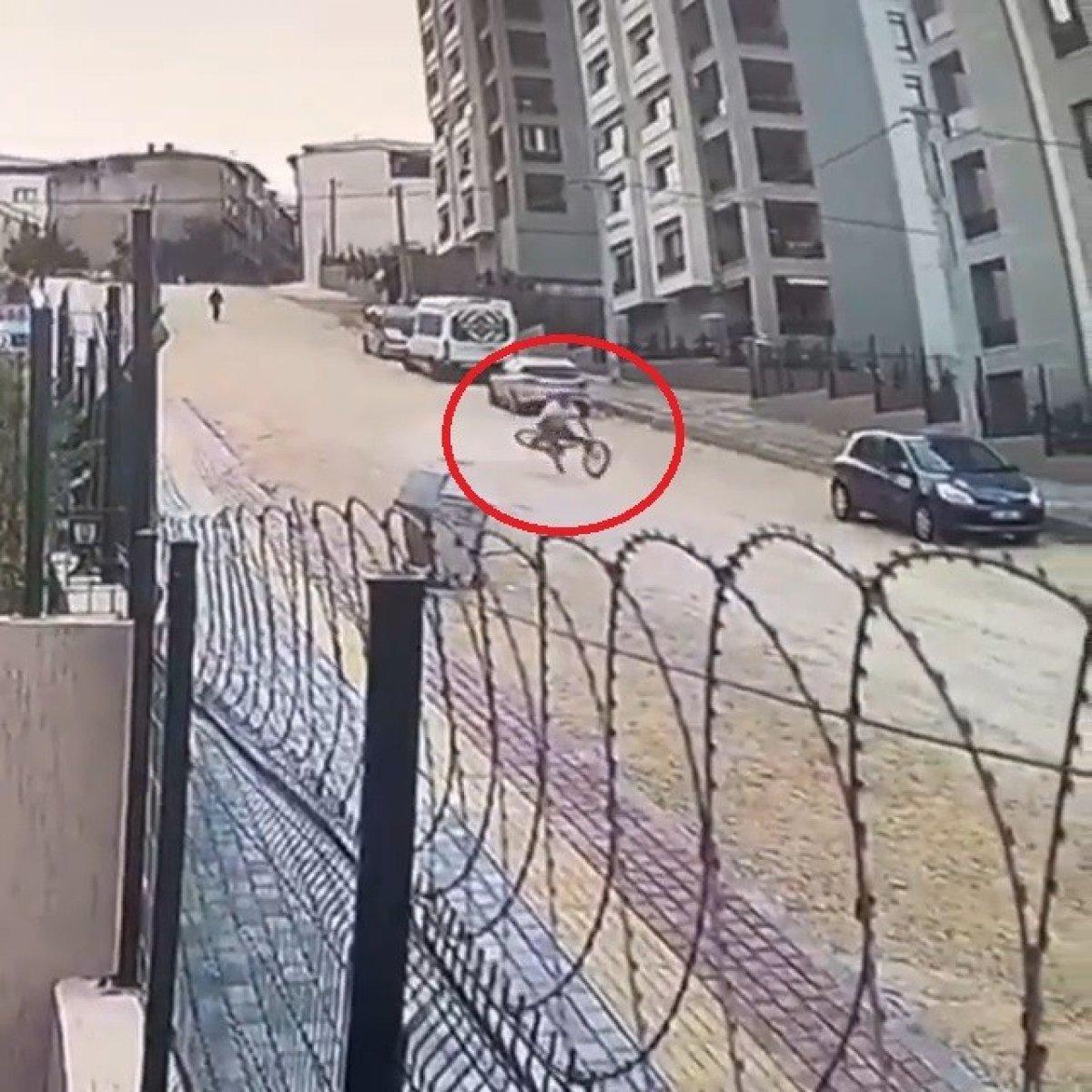 Bursa'da bisikletli genç taşlı yolda metrelerce sürüklendi