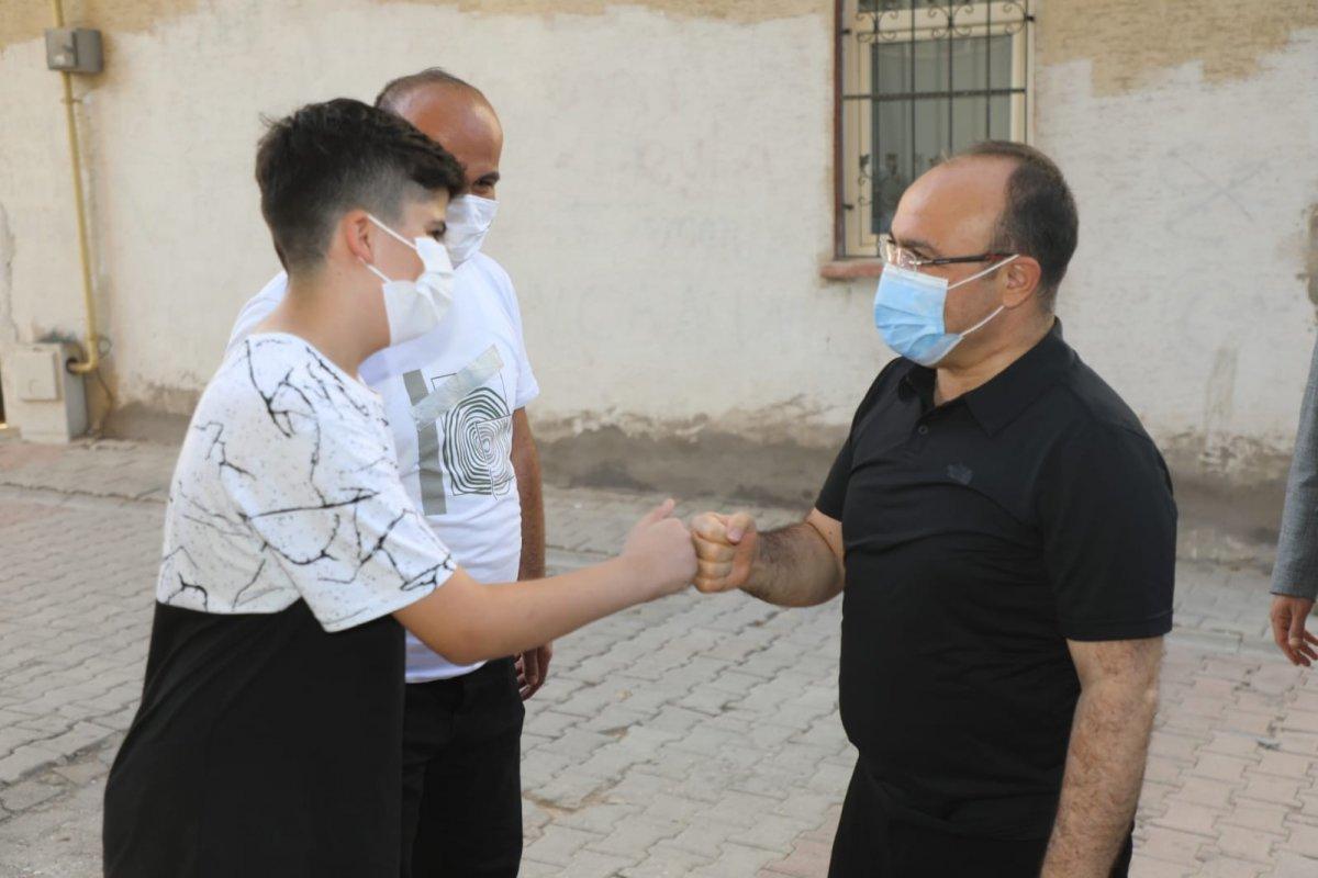 Elazığ'da 11 yaşındaki çocuk davet etti, Vali  Erkaya Yırık icabet etti