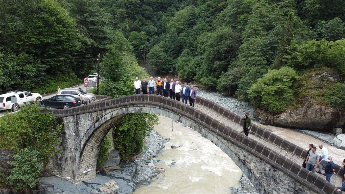 Adil Karaismailoğlu, Artvin'de selin etkili olduğu alanları inceledi
