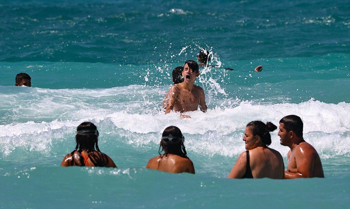 Ege Bölgesi'nde plajlar doldu taştı