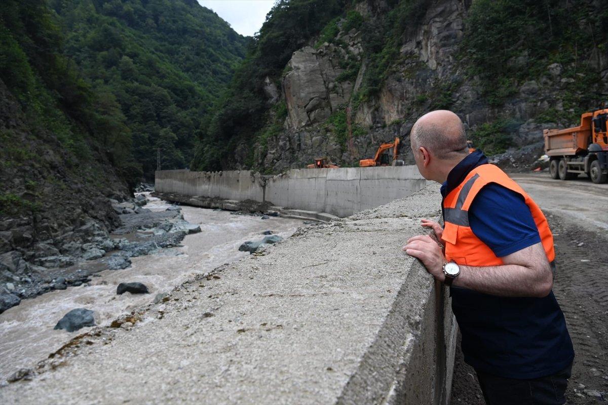 Adil Karaismailoğlu, Artvin'de selin etkili olduğu alanları inceledi