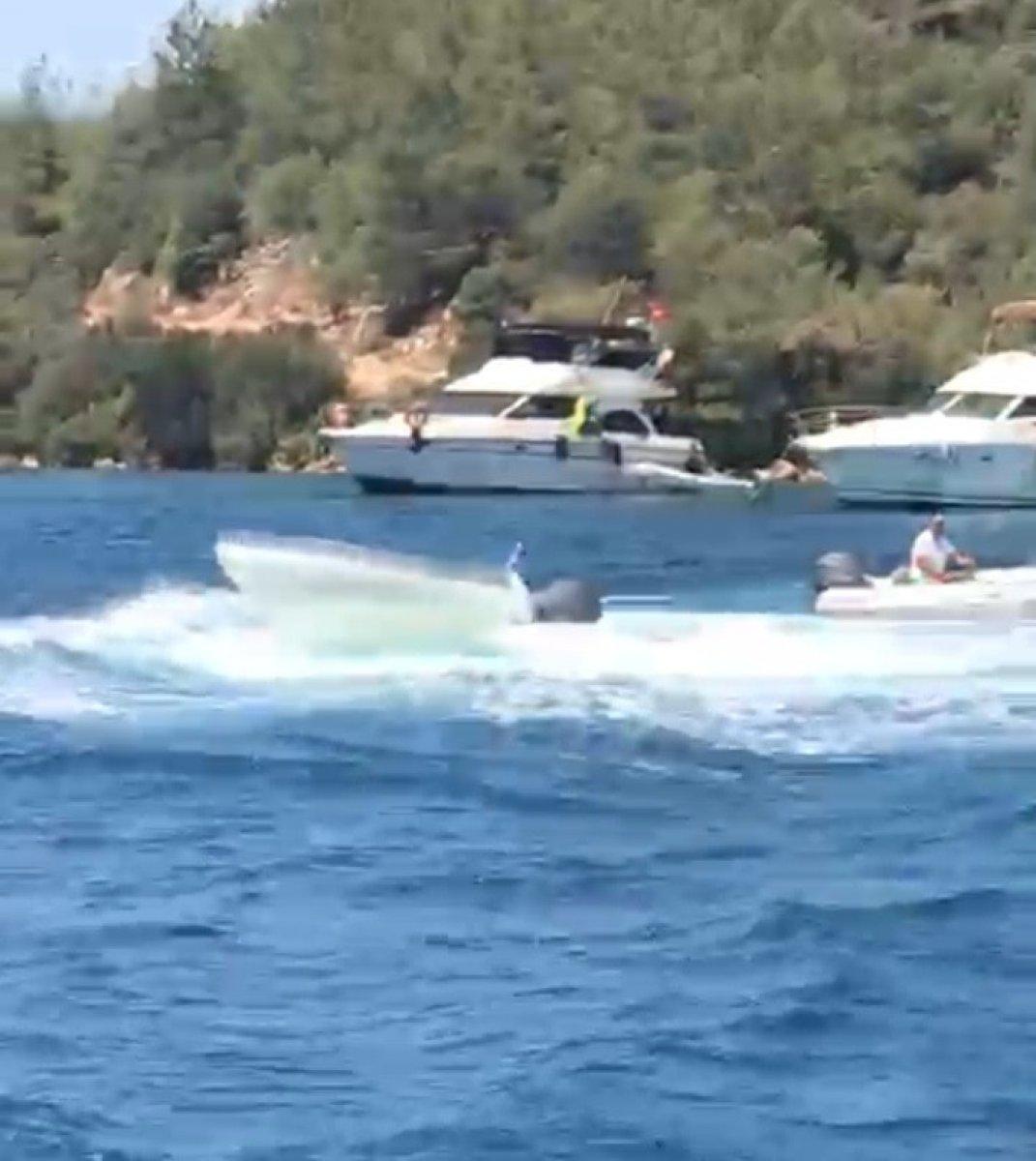 Bodrum’da kaptanı denize düşen şişme bot, tehlike saçtı