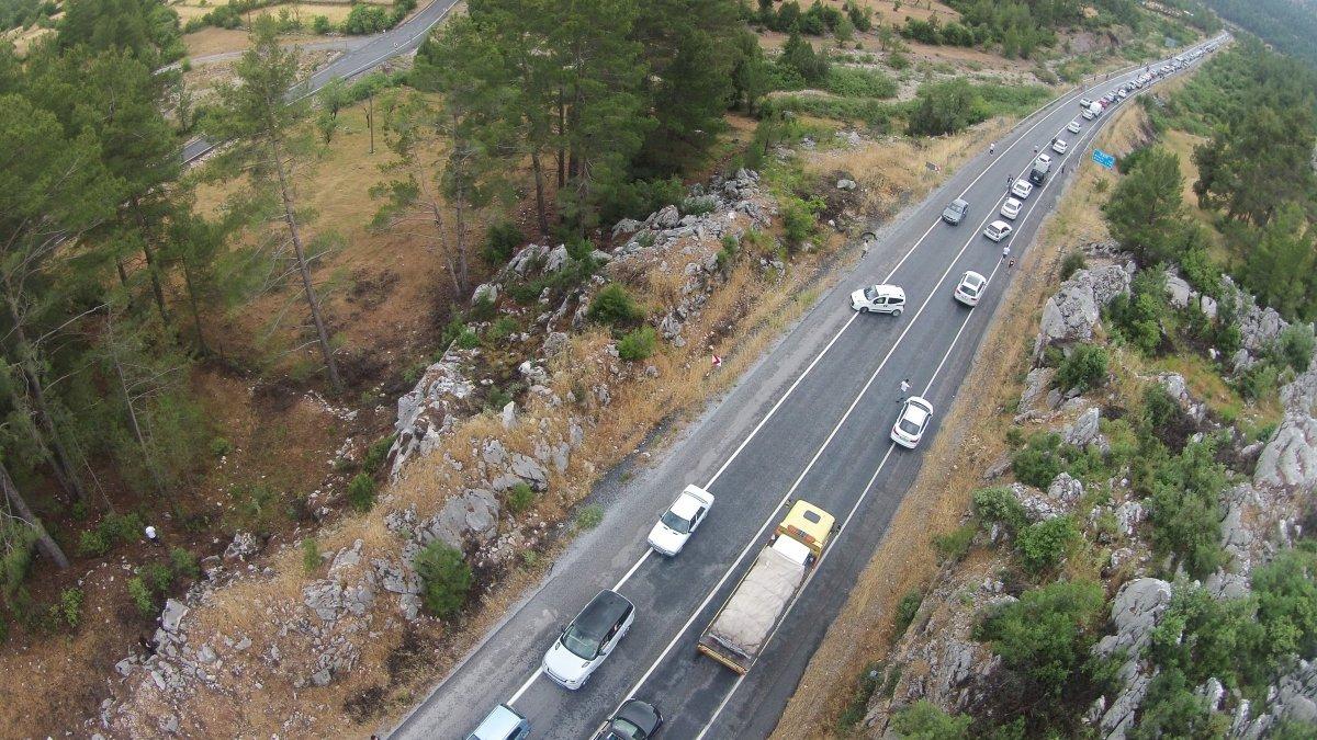 Antalya’da tatilcilerin dönüşü uzun araç kuyrukları oluşturdu