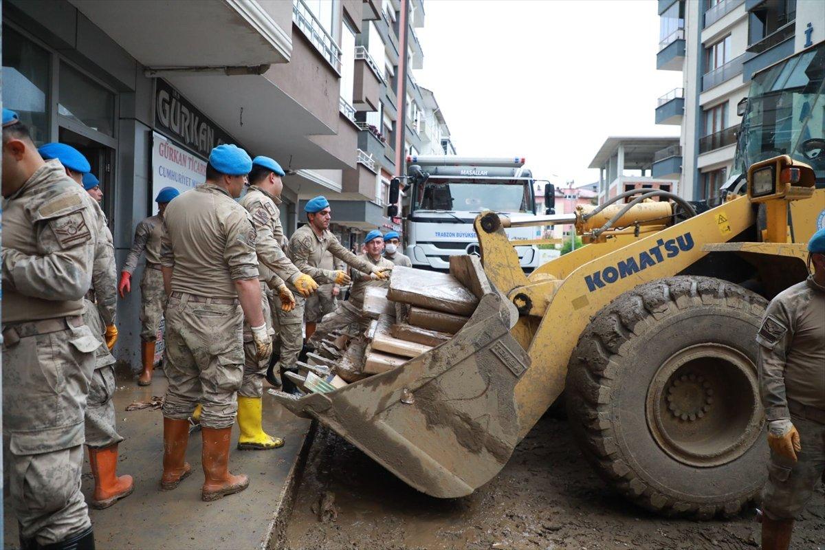Arhavi'de sel sonrası temizlik çalışmaları devam ediyor