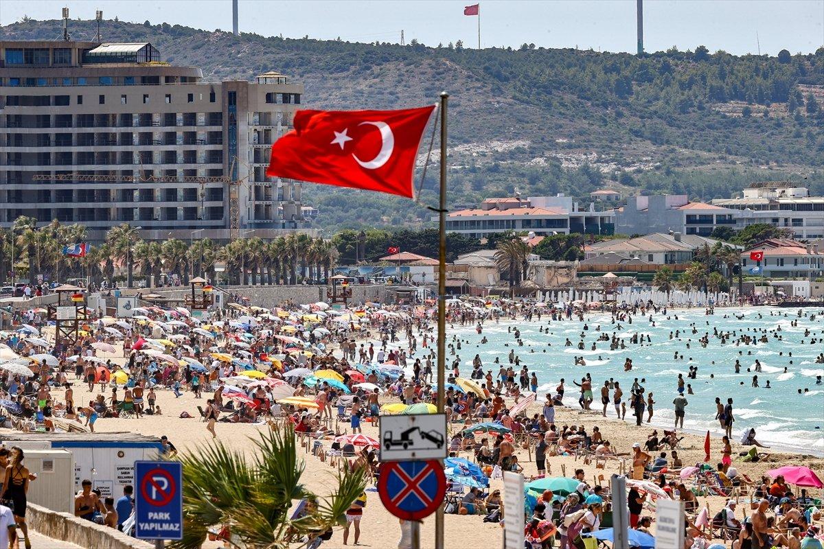 Ege Bölgesi'nde plajlar doldu taştı