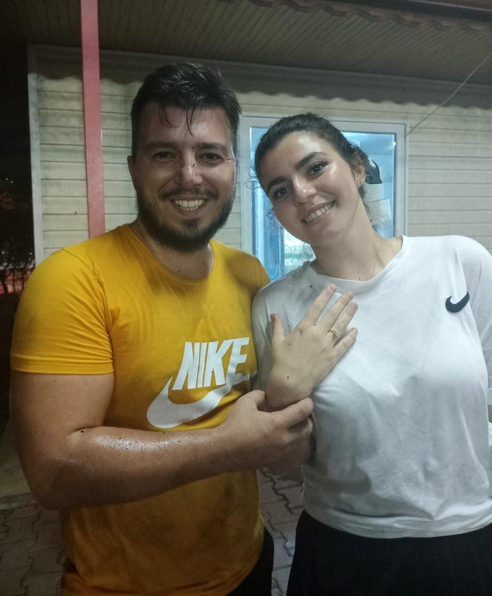 Antalya’da kız arkadaşına halı sahada evlilik teklifi etti