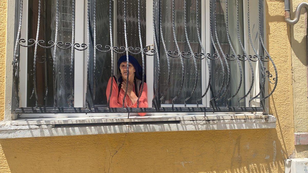 Beyoğlu'nda yılanlar kömürlükte yuva yaptı