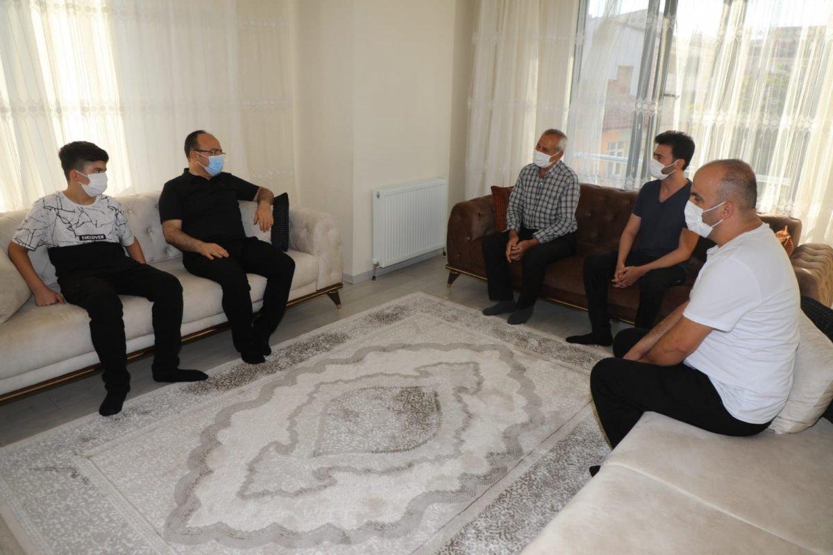 Elazığ'da 11 yaşındaki çocuk davet etti, Vali  Erkaya Yırık icabet etti