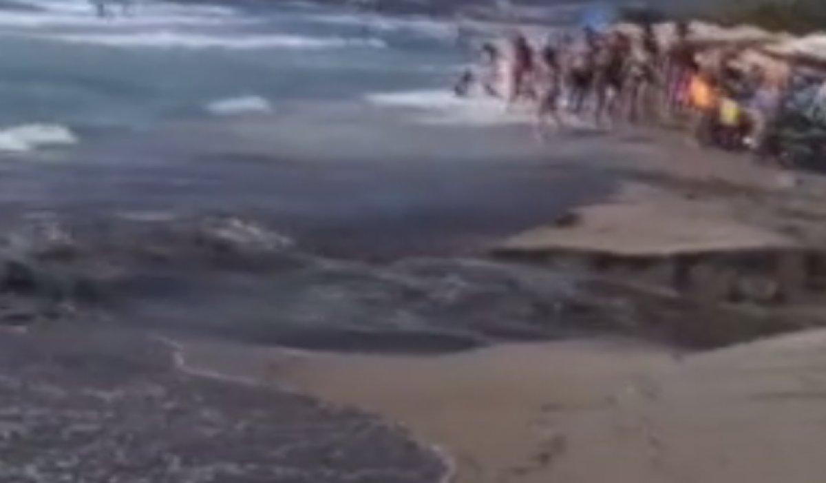 Kuşadası'nda lağım suları denize karıştı