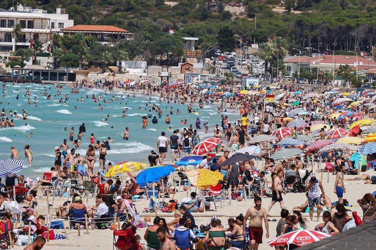 Ege Bölgesi'nde plajlar doldu taştı