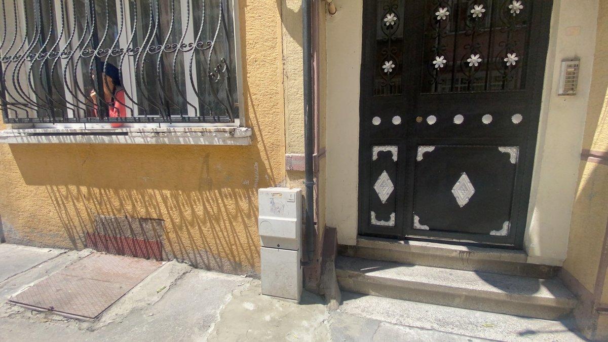 Beyoğlu'nda yılanlar kömürlükte yuva yaptı