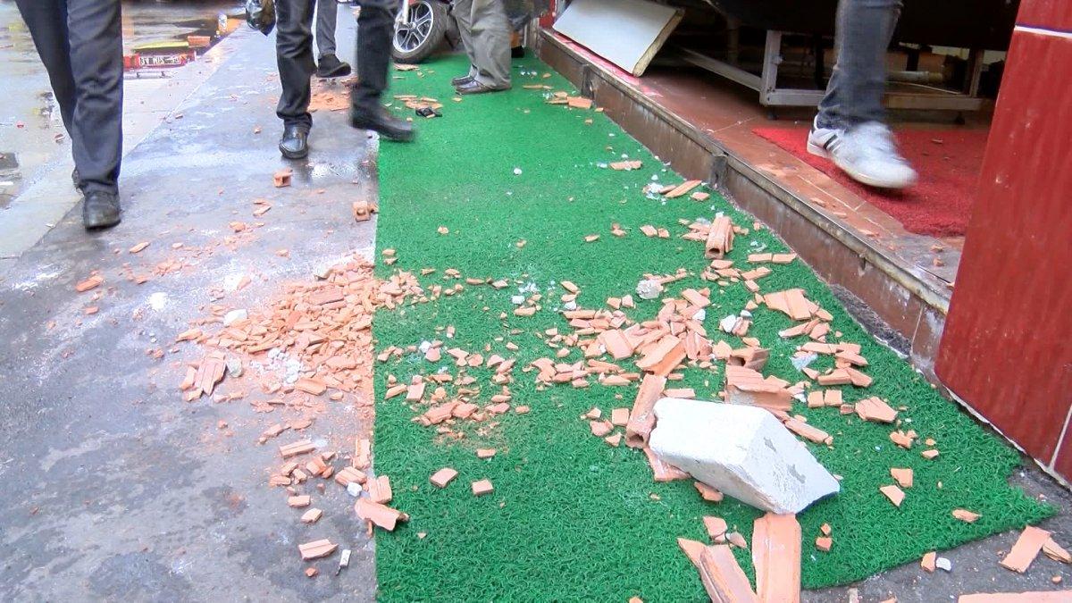 Fatih’te önce evinin çatısını yaktı, sonra itfaiyecilere saldırdı