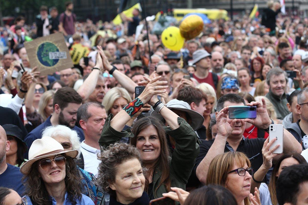 4 Avrupa ülkesinde koronavirüs önlemleri protesto edildi