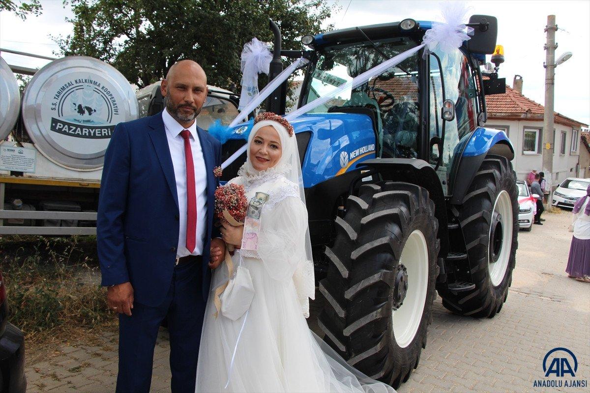 Bilecik'te traktörü gelin arabası yaptı