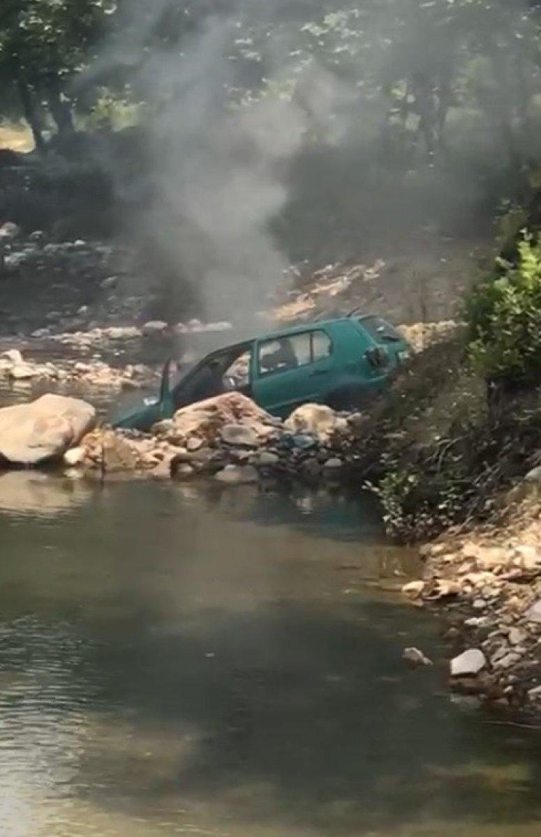 Bursa’da yanan araç dere yatağına uçtu