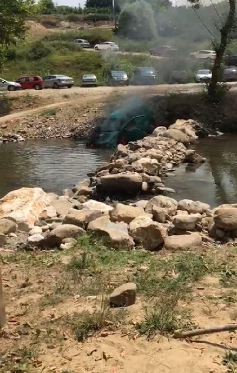 Bursa’da yanan araç dere yatağına uçtu