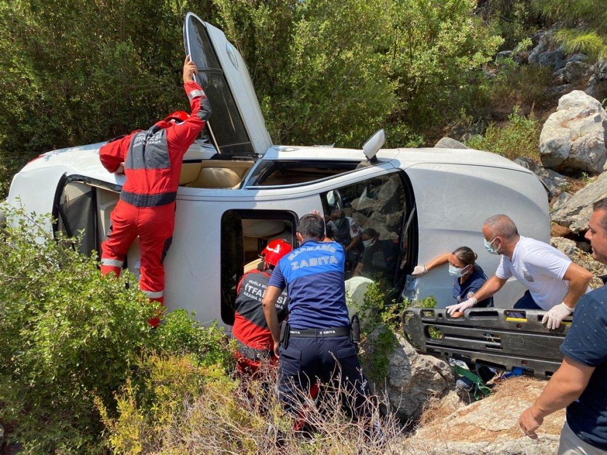 Muğla’da şarampole yuvarlanan araçtan yaralı kurtuldu