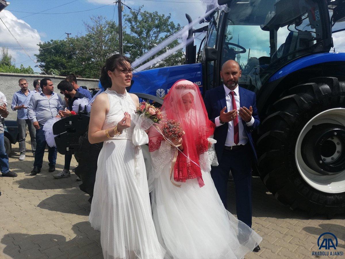 Bilecik'te traktörü gelin arabası yaptı
