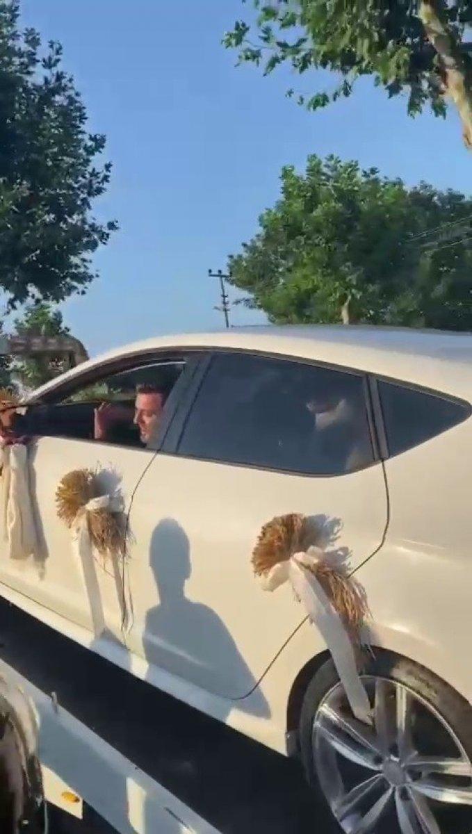 Sakarya'da düğün salonuna çekicinin üzerinde gittiler