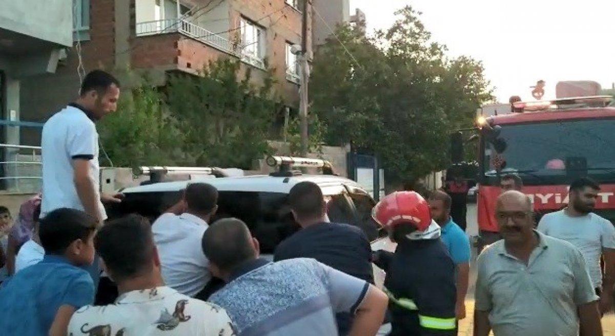 Şanlıurfa’da arabada kilitli kalan çocuk, cam sökülerek kurtarıldı