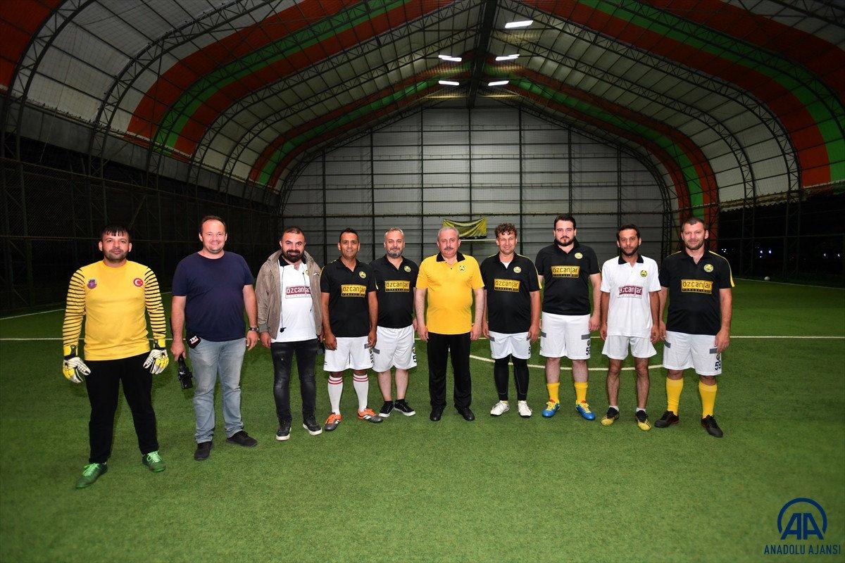 Mustafa Şentop, gazetecilerle halı saha maçı yaptı