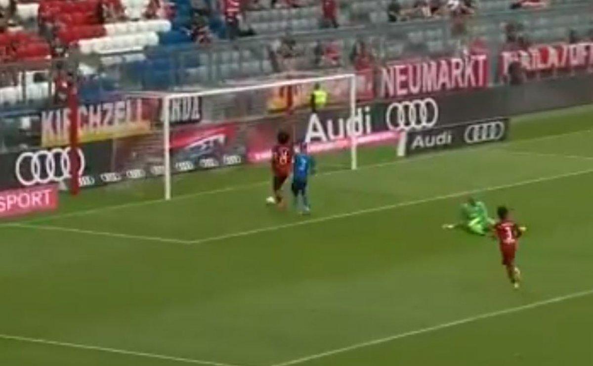 Joshua Zirkzee'nin kaçırdığı akılalmaz pozisyon