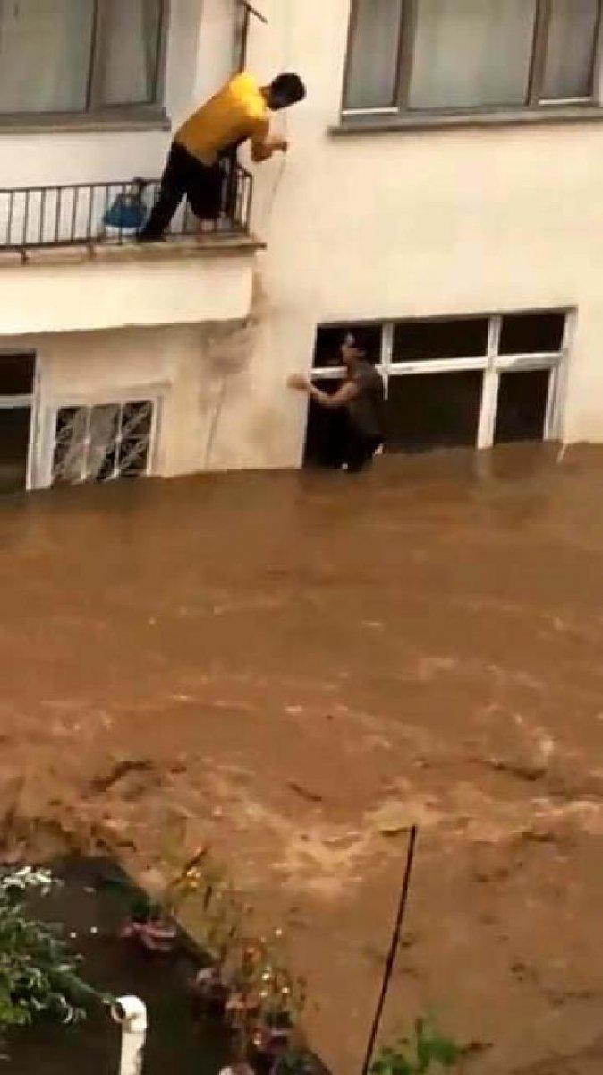 Arhavi'de selde mahsur kalan çiftin kurtuluşu