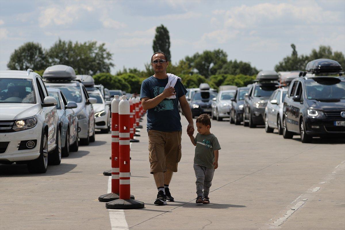 Kapıkule'deki gurbetçinin vatan hasretiyle dolu gözyaşları