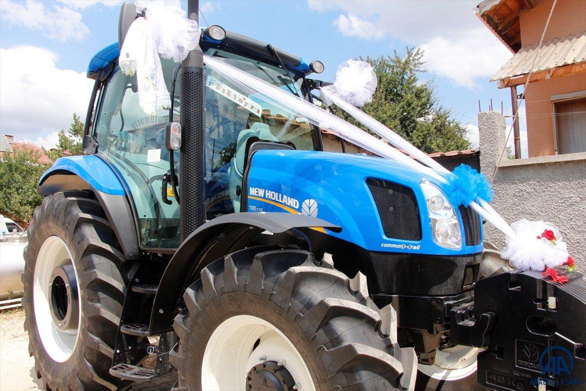 Bilecik'te traktörü gelin arabası yaptı