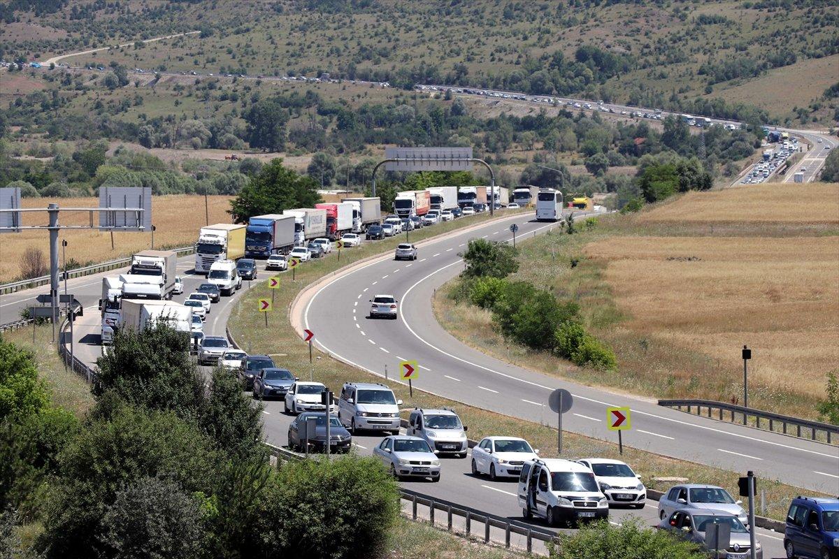 Bayram sonrası İstanbul'a dönüşte yoğunluk yaşanıyor