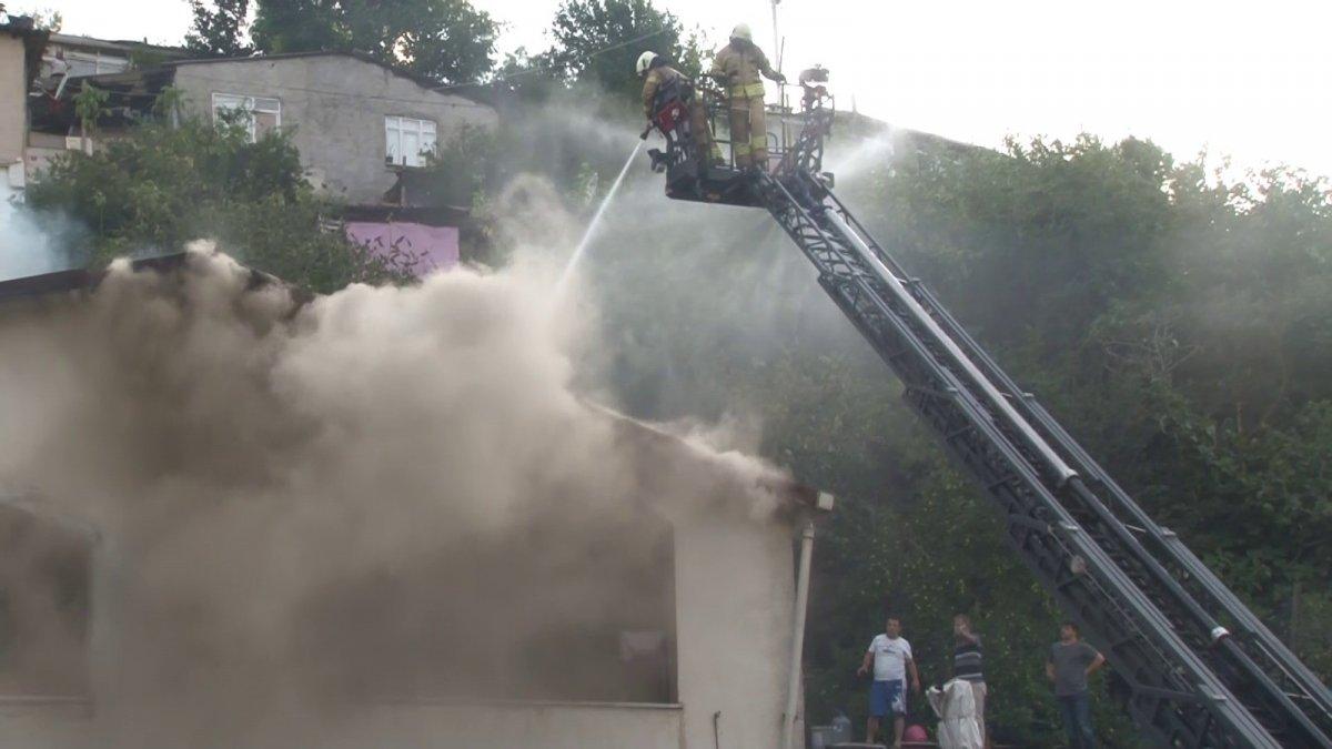 Üsküdar'da bir binanın çatı katında yangın çıktı