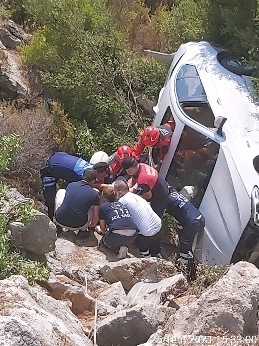 Muğla’da şarampole yuvarlanan araçtan yaralı kurtuldu