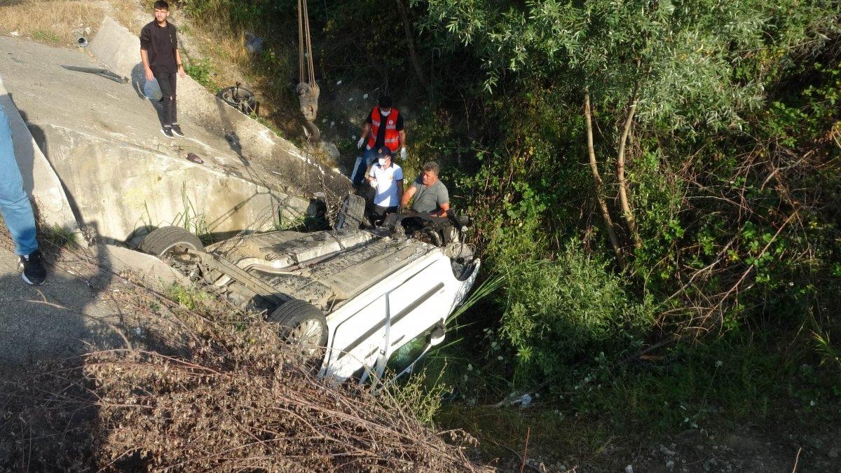 Samsun'da otomobil su kanalına uçtu