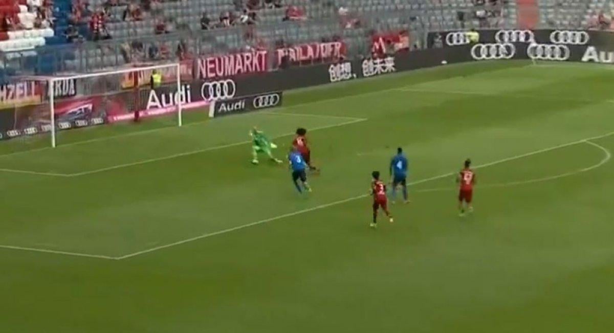 Joshua Zirkzee'nin kaçırdığı akılalmaz pozisyon