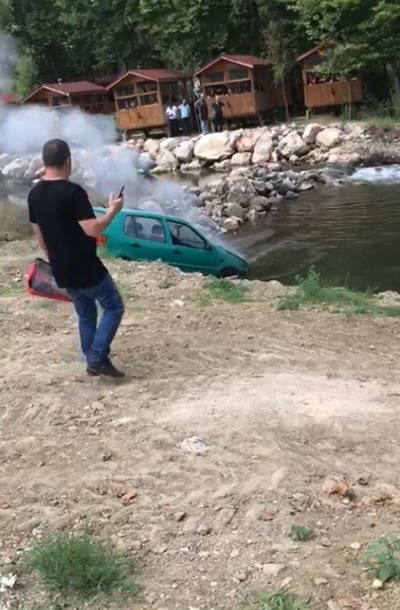 Bursa’da yanan araç dere yatağına uçtu