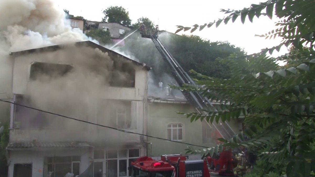 Üsküdar'da bir binanın çatı katında yangın çıktı