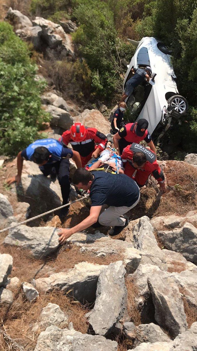 Muğla’da şarampole yuvarlanan araçtan yaralı kurtuldu