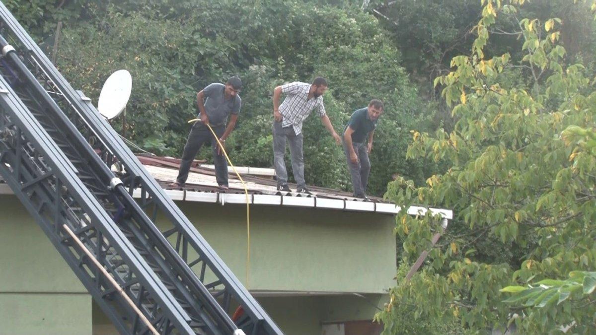 Üsküdar'da bir binanın çatı katında yangın çıktı