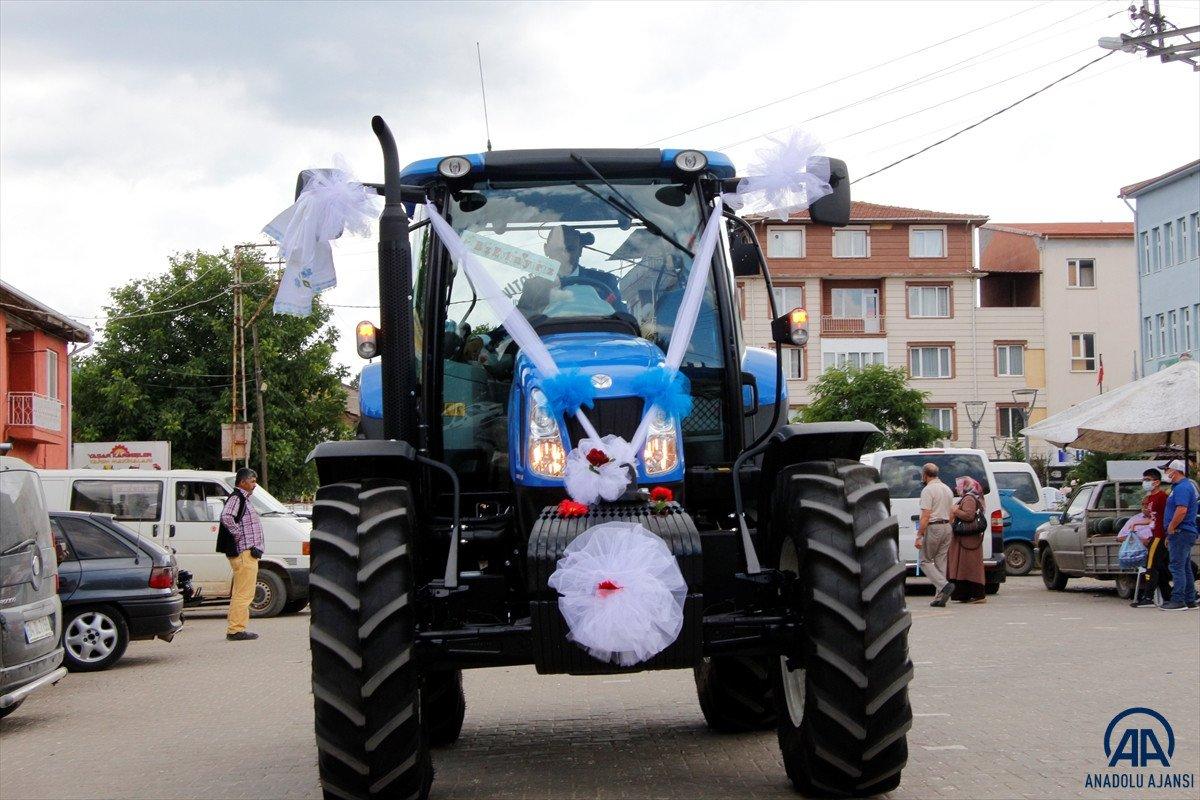 Bilecik'te traktörü gelin arabası yaptı