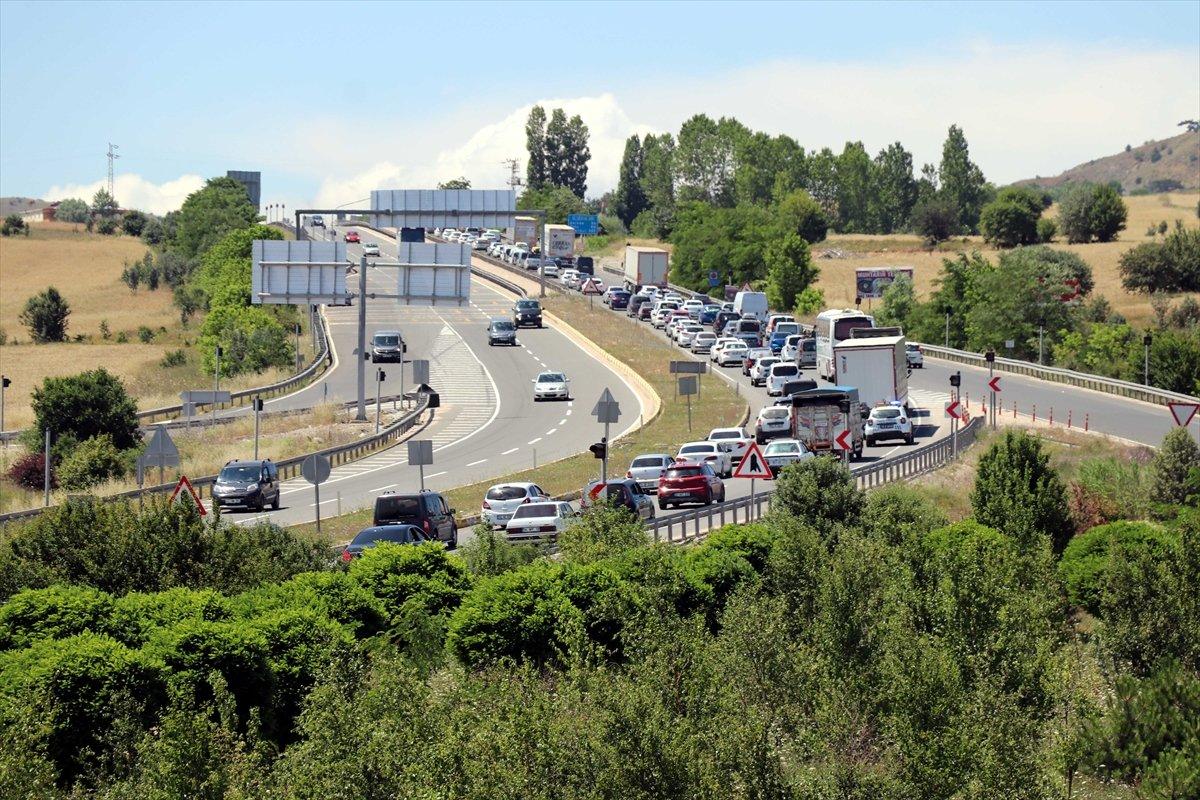 Bayram sonrası İstanbul'a dönüşte yoğunluk yaşanıyor
