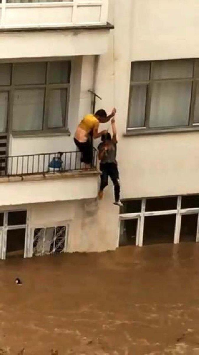 Arhavi'de selde mahsur kalan çiftin kurtuluşu