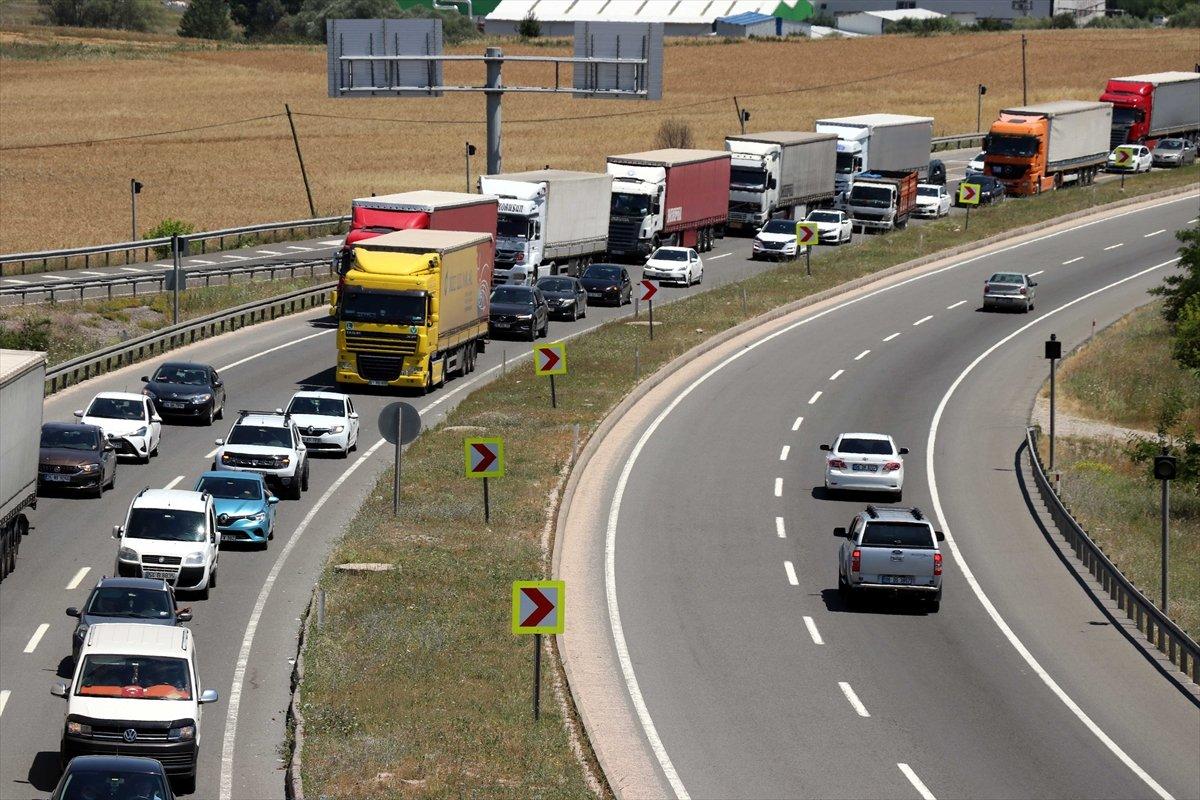 Bayram sonrası İstanbul'a dönüşte yoğunluk yaşanıyor
