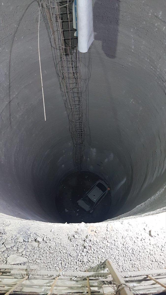 İzmir'de otomobil, metro inşaatındaki boşluğa düştü: 1 ölü 1 yaralı